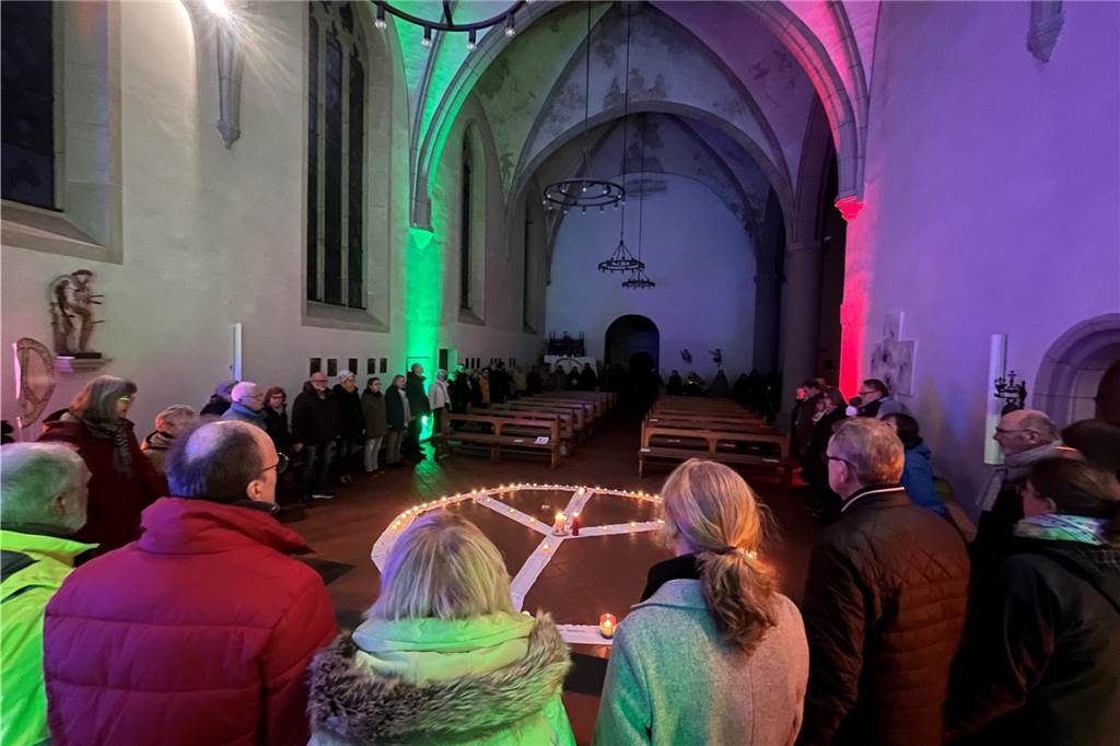 Ein Jahr Krieg in der Ukraine: Mahnwache in der Friedenskirche Die Menschen haben in der Selmer Friedenskirche eine Menschenkette gebildet.