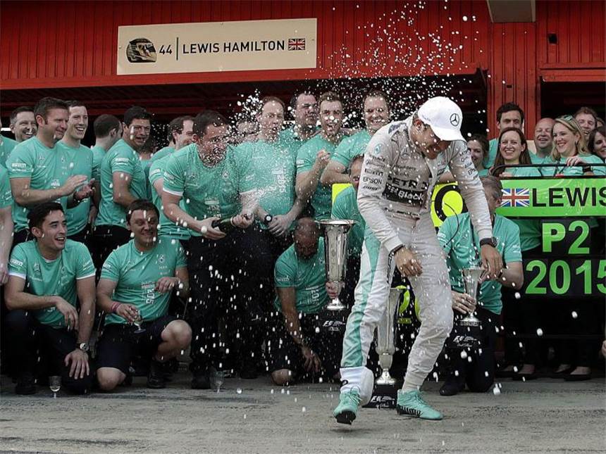 Rosberg jubelt in Barcelona - Hamilton vor Vettel Die Mercedes-Techniker erlaubten sich ihren Spaß mit dem Sieger. Foto: Alberto Estevez