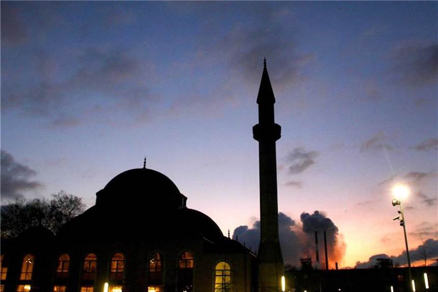 Entwarnung nach Droh-Mails gegen Moscheen und Linke-Zentrale Die Merkez-Moschee in Duisburg-Marxlohwurde nach einer Bombendrohung geräumt, weiträumig abgesperrt und durchsucht. Foto: Roland Weihrauch