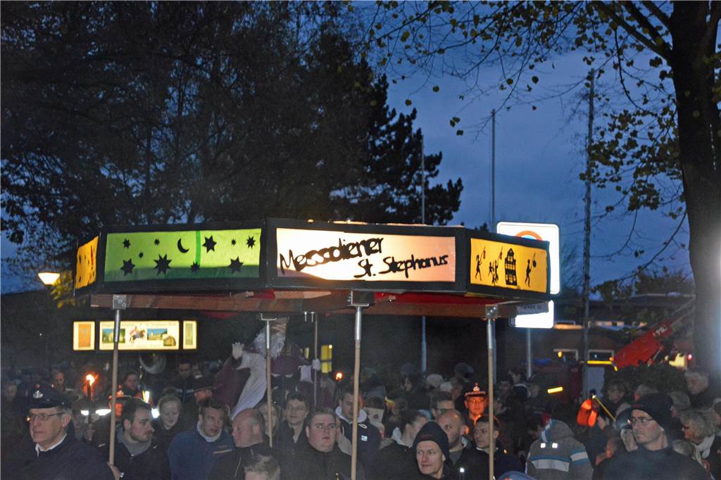 Martinszug in Bork wird 100 Jahre alt: Viel hat sich geändert, manches nicht Die Messdiener mit ihrer großen Laterne ziehen auch immer mit.