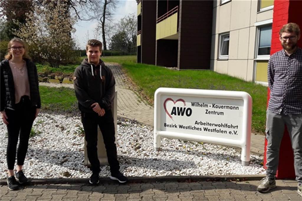 Die Messdienerleiterrunde St. Johannes Recklinghausen um (v.l.) Sabrina Schröder, Robin Oberhag und Jonas Tillmann unterstützt das Wilhelm-Kauermann Seniorenzentrum.