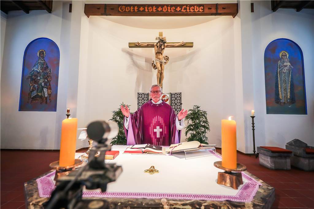 Die Messe ohne Besucher hat in der St.-Elisabeth-Kirche Pfarrer Franz-Josef Eckert für die Gläubigen aller Gemeinden im Pfarrverbund Castrop-Rauxel-Süd gefeiert.