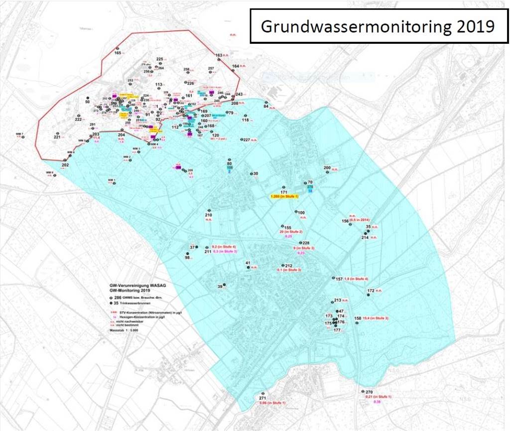 Die Messstellen an der Fahnenspitze weisen 2019 erstmals Belastungen auf. Oben links ist das WASAG-Gelände zu sehen. Die blaue Fläche zeigt die „Fahne“ der Schadstoff-Ausbreitung.