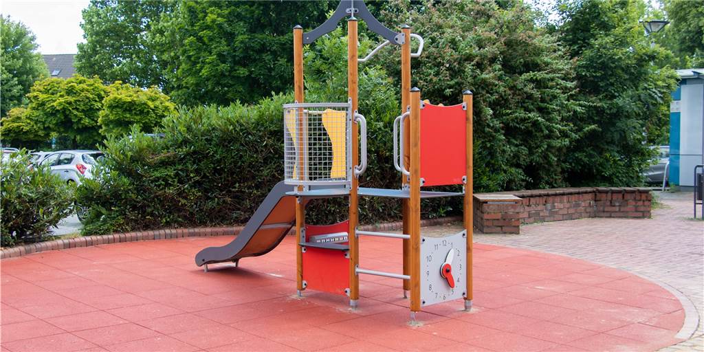 Neues Spielgerät am Johann-Breuker-Platz sorgt für Verwirrung Der Spielturm wurde unter der Prämisse aufgebaut, dass er umgesetzt werden kann.