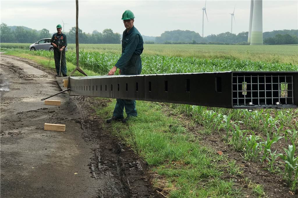 Tonnenschweres Drehkreuz am Haken: Quantwicker Mühle bekommt Flügel Die Metallruten des Drehkreuzes sind gut 20 Meter lang.
