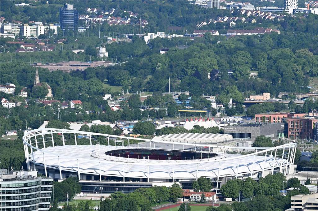 Spielorte der EM 2024: In diesen zehn Stadien wird gespielt Blick auf die MHPArena in VfB Stuttgart, die während der EM 2024 den Namen Stuttgart Arena trägt.