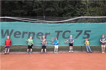 Die Midcourt-Mannschaft der unter 10-Jährigen des WTC 75, die sich für eine Teilnahme am Mannschaftspielbetrieb entschieden hat, trainiert mit Sicherheitsabständen fleißig für den Mannschaftswettbewerb ab August 2020: Julius Plaß (v.l.) Henrik Nattler, Ben Csellich, Tom Neugebauer, Justus Krause, Kristian Kortmann und Jan Schneider.