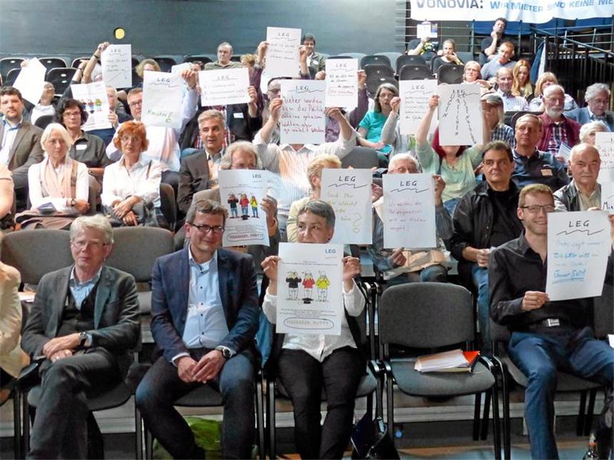 Was Mieter von LEG und Vonovia aufregt Die Mieter im Depot diskutierten über ihre börsennotierten Vermieter. Hier halten sie Plakate mit Anregungen und Forderungen an die LEG hoch.