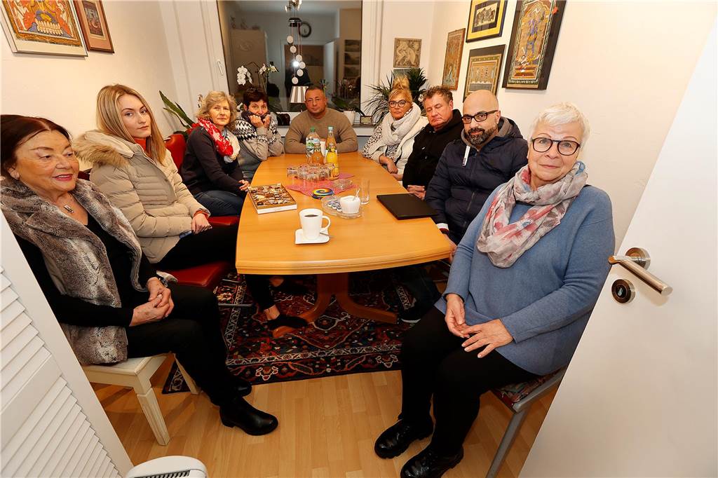 Heizölfirma aus Dortmund geprellt: „Wurden systematisch ausgenutzt“ Die Mieter im Wohnhaus an der Mersch halten Kriegsrat ab, bevor die Entscheidung fällt, Heizöl auf eigene Kosten zu bestellen. Der Vermieter kümmert sich nicht mehr um die Lieferungen des Hauses mit 24 Wohneinheiten.