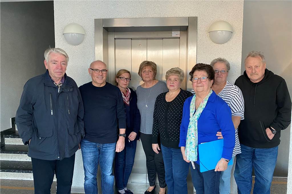Die Mieter (v.l.) Heinrich Luhmann, Andreas Barannek, Sabine Widlitzek, Brigitte Barannek, Irina Becker, Rosemarie Pritz, Ursula Brauer, Harald Brauer und weitere Bewohner des Hauses wehren sich gegen die Untätigkeit der LEG.