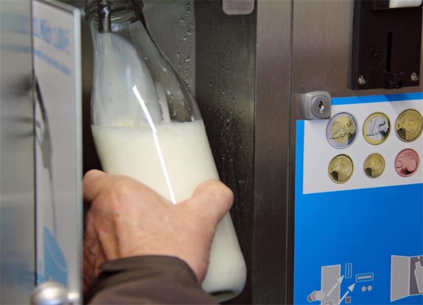 Die Milch macht´s - oder doch nicht? Die Milch läuft in die Flasche - an der Milchtankstelle kann man sich selbst was abzapfen.