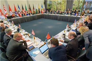 Die Ministerpräsidenten der Länder sitzen bei der Jahreskonferenz der Ministerpräsidenten der Länder im Schloss Halberg in Saarbrücken zusammen. Foto: Oliver Dietze