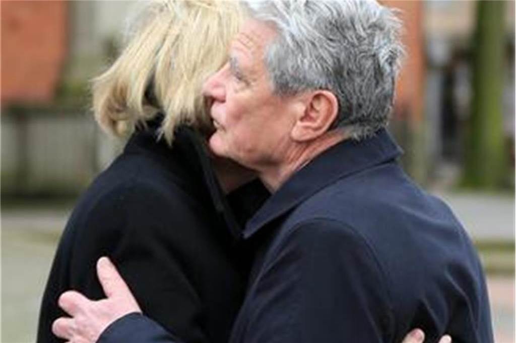 Die Ministerpräsidentin von Nordrhein-Westfalen, Hannelore Kraft, umarmt Bundespräsident Joachim Gauck.