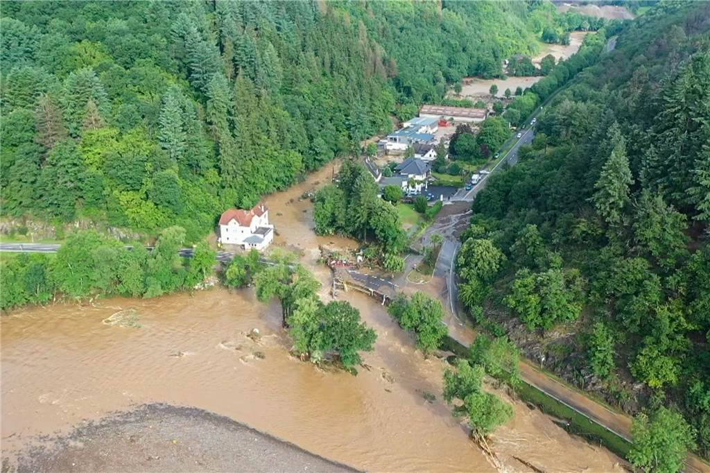 Unwetter in NRW: Zahl der Toten steigt, über Tausend Menschen werden noch vermisst – Liveblog Die mit einer Drohne gefertigte Aufnahme zeigt die Verwüstungen die das Hochwasser der Ahr in dem Eifel-Ort angerichtet hat.
