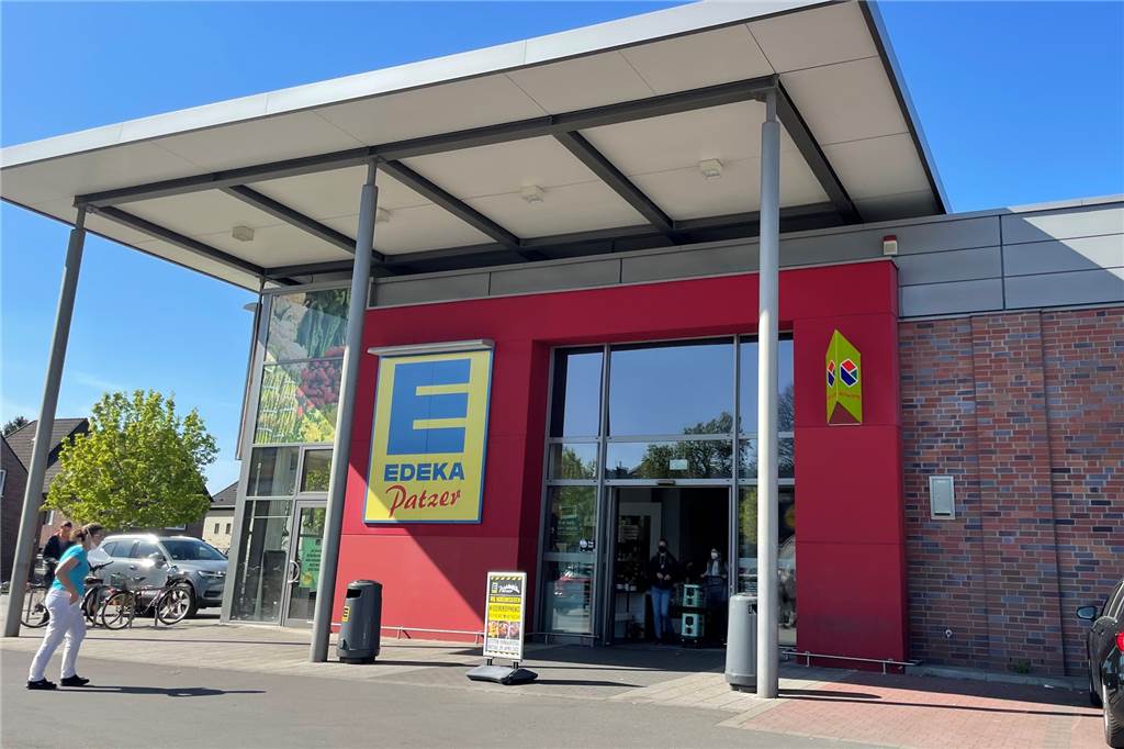 „Es werden von Woche zu Woche weniger Kunden mit Maske“ Die Mitarbeiter der Edeka-Filiale an der Eichwaldstraße halten weiterhin an den Maskenpflicht fest - auf freiwilliger Basis.