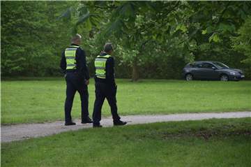Die Mitarbeiter des Ordnungsamts Lünen kontrollierten am Freitag auf der Grillwiese am Cappenberger See, ob sich die Menschen ans Kontaktverbot halten.