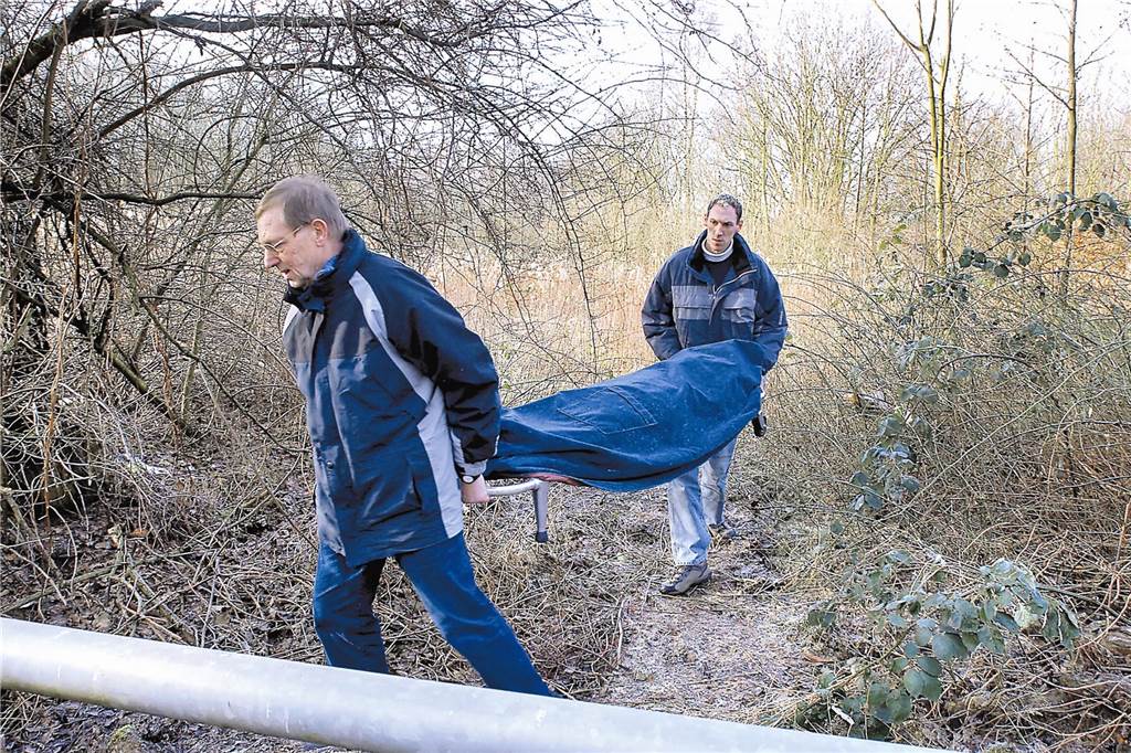 Abgabestelle am Rochus: Wie das Castroper Babyfenster Frederic rettete Die Mitarbeiter eines Bestattungsunternehmens transportieren die Leiche des neugeborenen Mädchens im Januar 2006 vom Fundort unweit der Holthauser Straße ab.