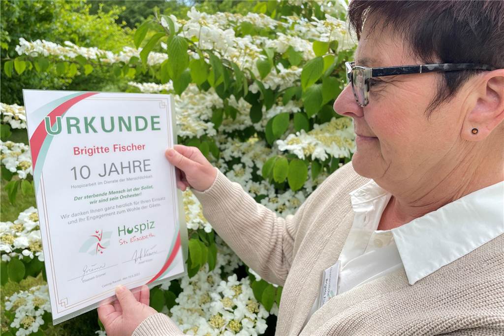 Brigitte Fischer (62) über Hospiz-Arbeit: Wie aus dem Frühstück eine Party wurde Die Mitarbeiter in Haupt- und Ehrenamt wurden zum 10-Jahres-Jubiläum der Einrichtung von der Elisabeth-Grümer-Stiftung und dem Bezirksbürgermeister mit Urkunden ausgezeichnet.
