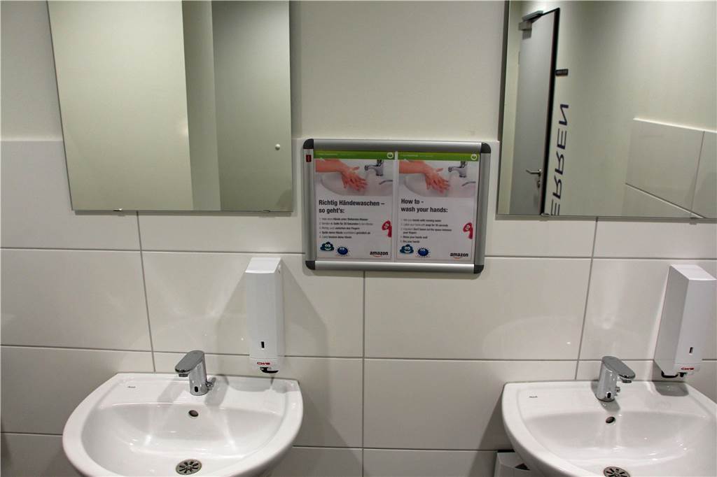 Amazon stellt neue Regeln zum Schutz von Mitarbeitern und Kunden auf Die Mitarbeiter sind angehalten, sich regelmäßig mindestens 20 Sekunden lang die Hände mit Seife und Wasser zu waschen.