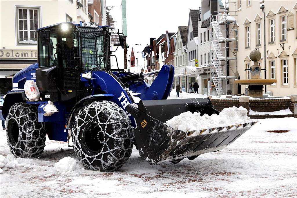 THW räumt den Schnee in der Innenstadt