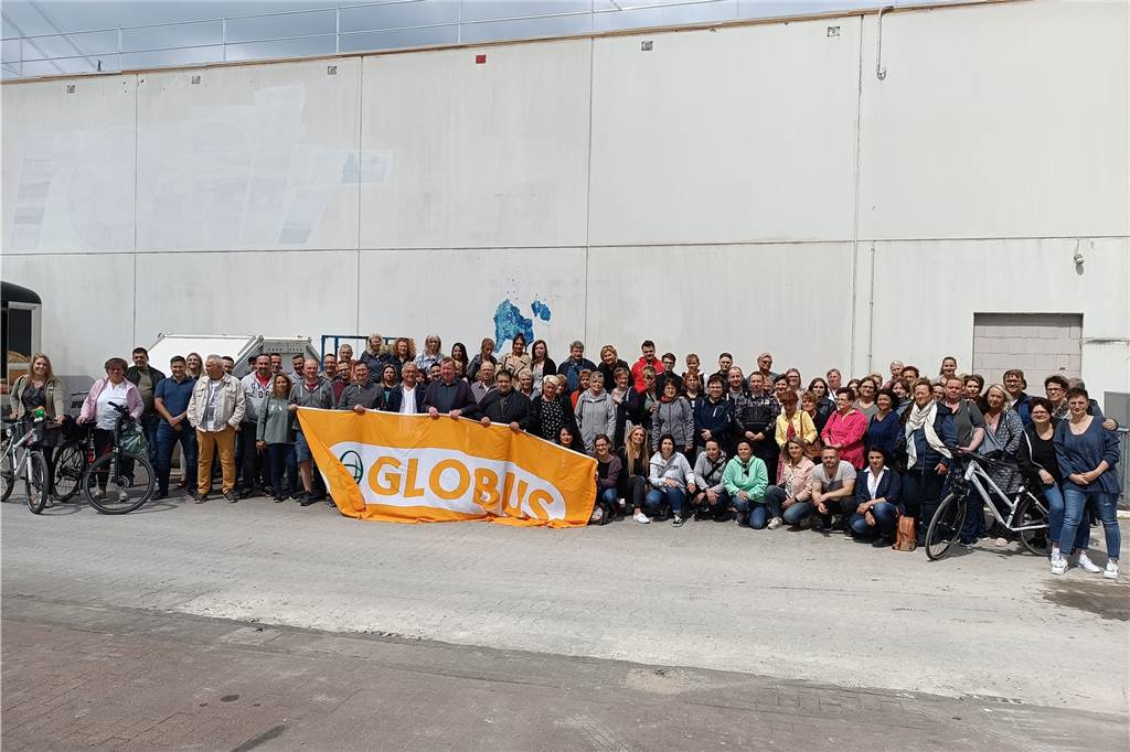 Großes Globus-Treffen: Mitarbeiter begutachten die Baustelle (Video) Die Mitarbeiter von Globus trafen sich am Freitag nach langer Zeit einmal alle wieder. Aus "ihrem" alten Real an der Siemensstraße wird ein neuer Markt. Einige radelten zu diesem Anlass noch für einen guten Zweck im Rahmen der Benefizaktion "Globus radelt".