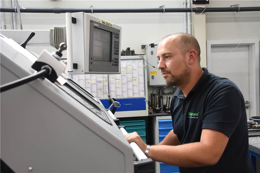 Vier Wochen nach Großbrand bei Wefapress: Arbeiten neben Schutthaufen Die Mitarbeiter von Wefapress arbeiten zurzeit in einem Schichtbetrieb: eine Woche arbeiten, eine Woche frei.