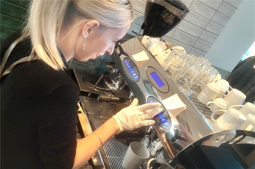 Großumbau und Gastro: Eröffnungstermin für Bürgerbahnhof steht fest Die Mitarbeiter werden in der Testphase auch als "Baristas" geschult.