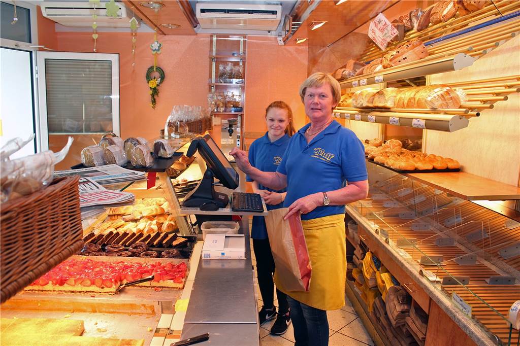 Zum Jubiläum gönnt sich die Lüner Bäckerei Wulf ein paar Neuerungen Die Mitarbeiterinnen - hier noch in dem Geschäft, wie es vor dem Umbau aussah - fühlen sich in dem Ladenlokal wohl.