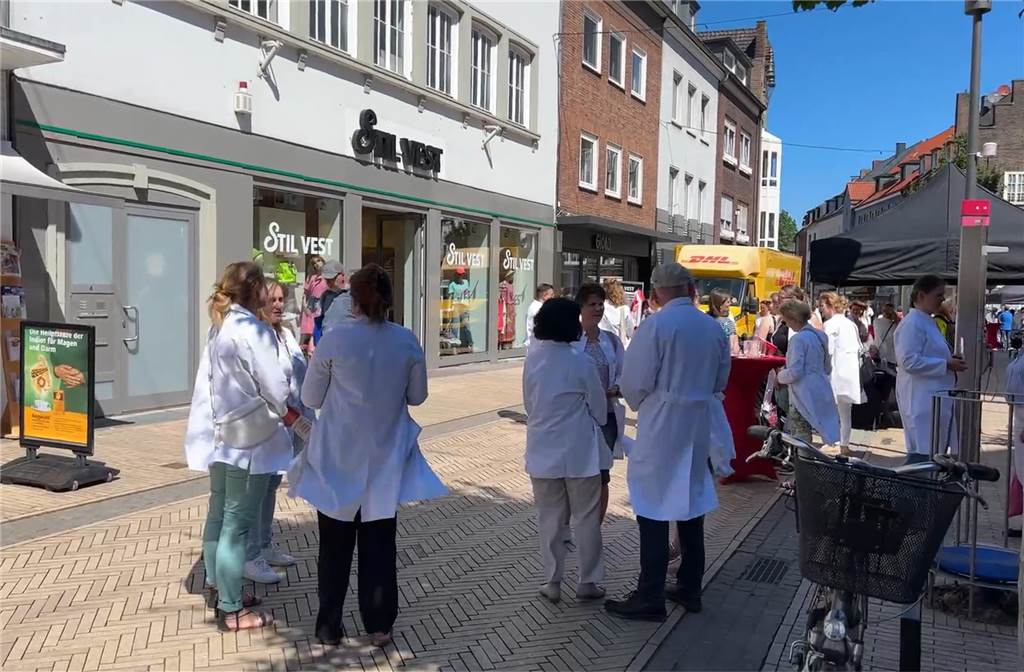 Medikamentenmangel: „Wir laufen da in eine Falle!“ Die Mitarbeiterinnen und Mitarbeiter der Dorstener Apotheken haben am Mittwoch demonstriert.