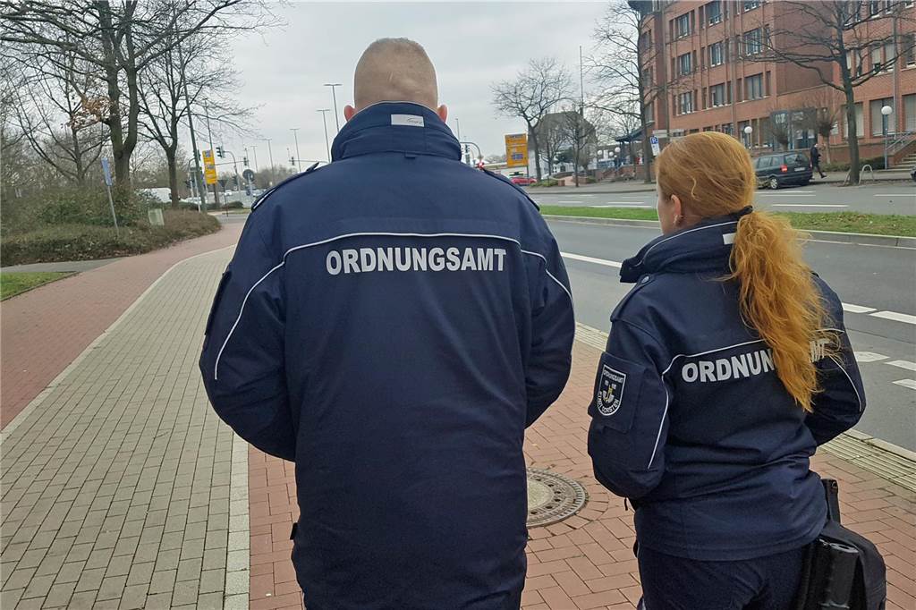 Zahl der Verkehrssünder steigt: Parkverstöße haben sich verdoppelt Mitarbeiter und Mitarbeiterin des kommunalen Ordnungsdienstes