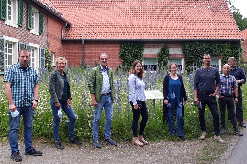 Mehr Nahrung für Insekten: Blühwiesen-Projekt startet in Dorsten Die Mitglieder der Aktionsgruppe trafen sich auf Einladung der Projektveranwortlichen Katja Pietsch in der Biologischen Station in Lembeck.