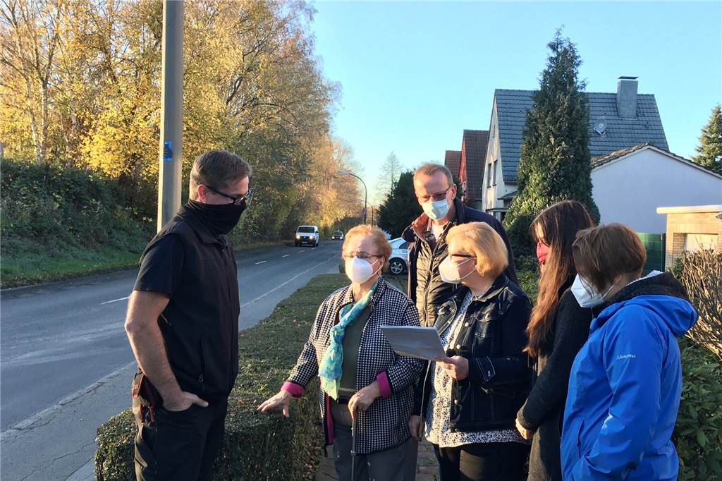 Busse und Lkw fahren auf dem Gehweg: „Gefährlich und unerträglich“ Die Mitglieder der Anwohnerinitiative Hacheneyer Kirchweg beraten, wie sie weiter vorgehen.