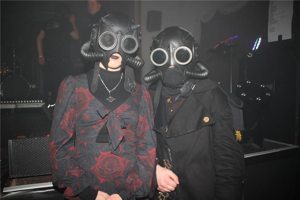 Die Mitglieder der Band Ghost treten maskiert und anonym auf und werden jeweils mit „A Nameless Ghoul“ angegeben. Auch bei dem Konzert der Ghost-Coverband waren Menschen maskiert.