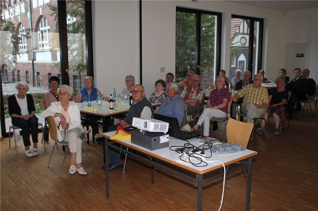 90 Jahre Kolpingfamilie Brambauer: Großer Zusammenhalt trotz Probleme Die Mitglieder der Kolpingsfamilie Brambauer bestaunten mit Freude die aufgelegte Diashow, über Ereignisse der Kolpingfamilie Brambauer aus den letzten Jahrzehnten.