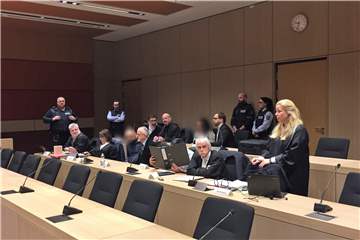 Die Mitglieder der sogenannten Pfarrhaus-Bande, hier beim ersten Prozessauftakt 2019 zwischen ihren Verteidigern und Dolmetschern.