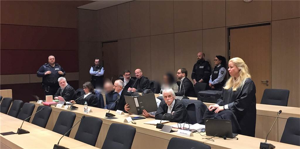 Keine Kompromisse: Prozess um „Pfarrhaus-Bande“ ist geplatzt Verteidiger, Justizbeamte und unkenntlich gemachte Angeklagte sitzen in einem Gerichtssaal.