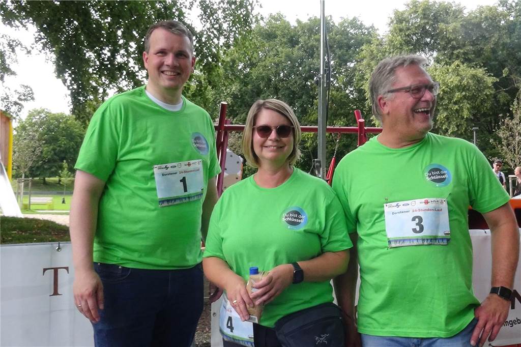24-Stunden-Lauf ein voller Erfolg: „Südafrika, wir kommen!“ Die Mitglieder der Stadtverwaltung traten in Knallgrün an, hier Bürgermeister Tobias Stockhoff, die 1. Beigeordnete Nina Laubenthal und Stadtbaurat Holger Lohse.