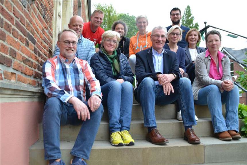 Parcours bietet Hilfe für die Berufswahl Die Mitglieder des Arbeitskreises „Ausbildungsoffensive“: Dr. Michael Göring, Franz-Wilhelm Frankemölle, Werner Bludau, Rita Kipp, Carsten Lobbel , Anja Heinrichs, I. Beigeordneter Bernd Kemper, Marlies Röring, Nils Waning, Gabriele Terhalle und Anja Heufekes.