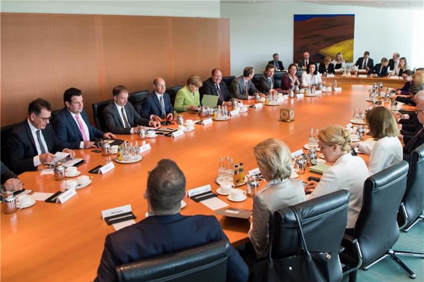 Arbeitnehmer sollen Recht auf neue Brückenteilzeit bekommen Die Mitglieder des Bundeskabinetts während einer Sitzung im Kanzleramt. Foto. Bernd von Jutrczenka Foto: Bernd von Jutrczenka