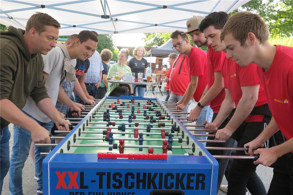 Schafe genossen die Streicheleinheiten der jüngsten Gäste Die Mitglieder des Dorstener Teams „Starkes Handgelenk“ gewannen das XXL-Kicker-Turnier, das von Hans Kutscher organisiert wurde.