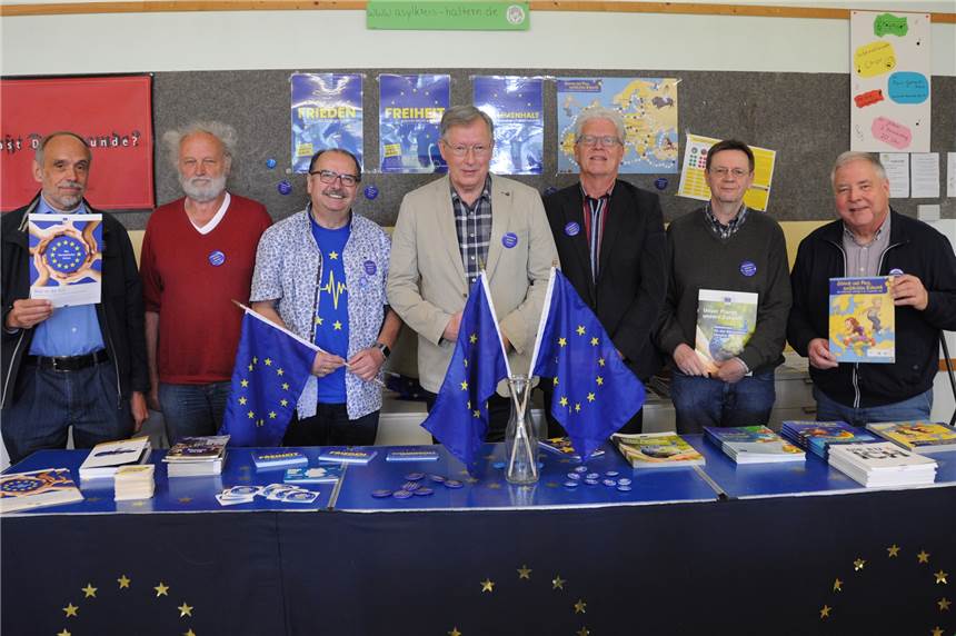 Aktionstag in Haltern: „Wir wollen die Menschen motivieren, zur Wahl zu gehen“ Die Mitglieder des Forums für Demokratie, Respekt und Vielfalt (v.l.) Wilhelm Neurohr, Hermann Döbber, Burkhard Millner, Gerrit Warsen, Herbert Bludau-Hoffmann, Werner Nienhüser und Theo Haggeney veranstalten am 11. Mai einen Aktionstag zur Europawahl.