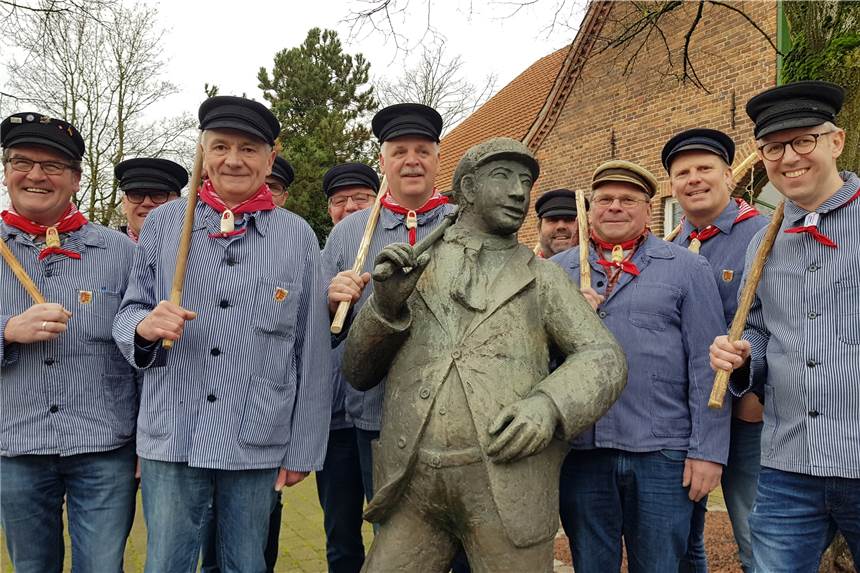 Viele Fotos: Großer Ansturm und gelebte Tradition beim „Schlöffkenfest“ in Heek Die Mitglieder des Heimat- und Schützenvereins St. Ludgerus Heek in der traditionellen „Schlöffken“-Tracht mit der Schnese auf der Schulter – gelebte Tradition am „Schlöffken-Kerl“.