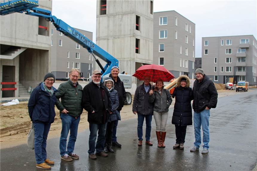 Ökologisch ausgerichtetes Mehrgenerationenhaus begrüßt neue Eigentümer Die Mitglieder des Wohnprojektes „Gemeinsam Wohnen an den Linden" überzeugten sich in Hannover von einer Holzbauweise.