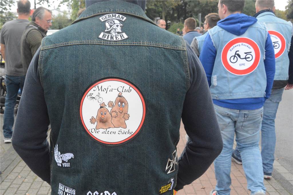 „Radweg Rocker“ und Mofamonkeys knattern zum großen Treffen nach Ahaus Die Mitglieder einiger Mofaklubs tragen Kutten auf ihren Ausfahrten, Selbstironie inklusive.