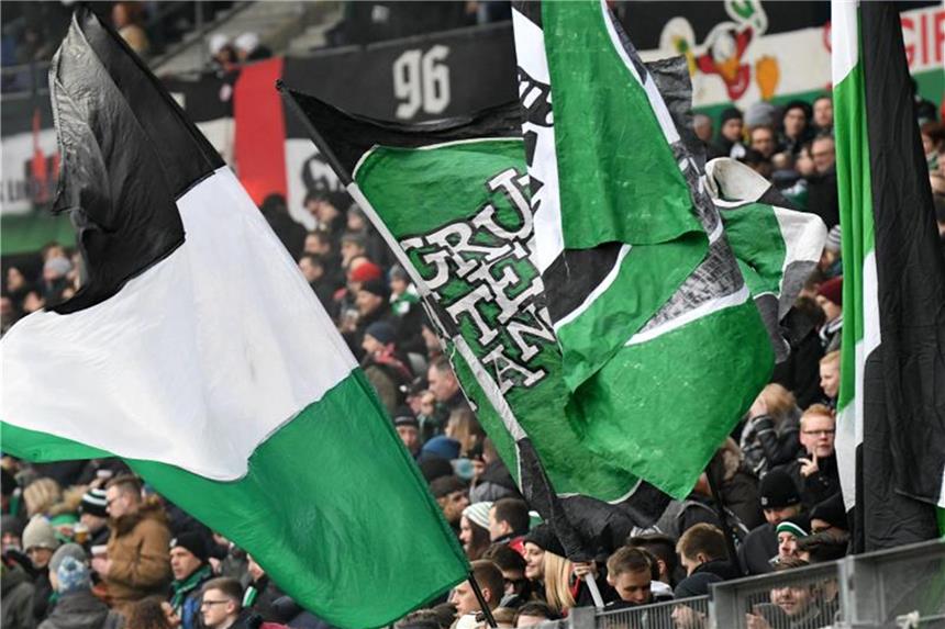 Die Mitnahme von Fan-Utensilien in den Bundesliga-Stadien soll künftig einheitlich reglementiert sein. Foto: Peter Steffen