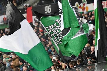 Die Mitnahme von Fan-Utensilien in den Bundesliga-Stadien soll künftig einheitlich reglementiert sein. Foto: Peter Steffen