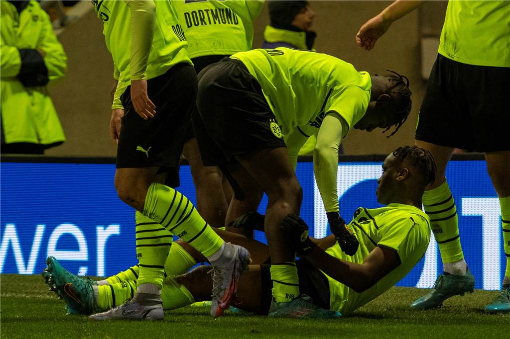 Bynoe-Gittens auf den Spuren von Sancho: Kehl erklärt, wann er zu den BVB-Profis wechselt Die Mitspieler feiern den Torschützen Jamie Bynoe-Gittens