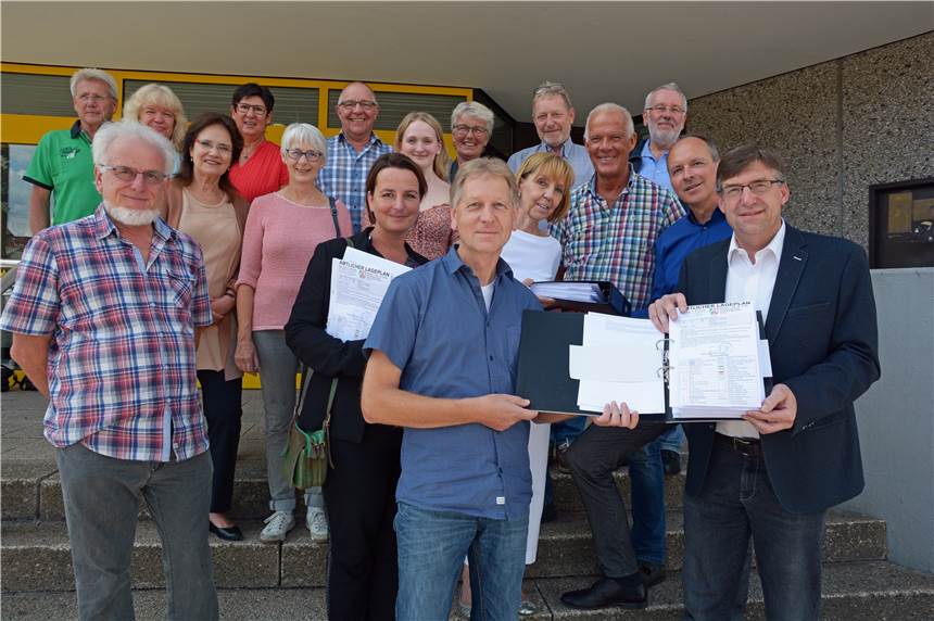 Wohnprojekt an den Linden nimmt nächste Hürde: Jetzt fehlen (fast) nur noch die Baufirmen Die Mitstreiter des Wohnprojekts um Geschäftsführer Andreas Drohmann (r.) sowie Architekt Christoph Thiel (2.v.r.) übergaben Raimund Fischer (M.) von der Abteilung Bauordnung der Stadt den Bauantrag.