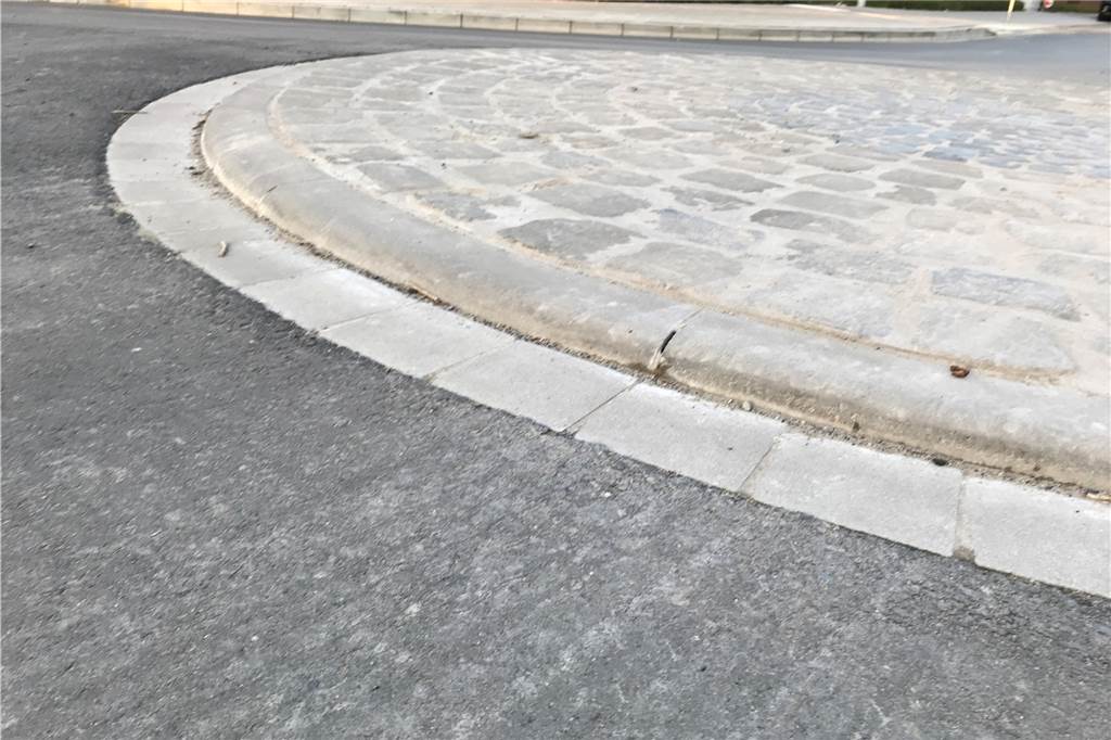 Gefährlich und zu klein: Mini-Kreisverkehr am Rathaus in Vreden regt Autofahrer auf Die Mitte des Mini-Kreisverkehrs ist leicht erhöht.