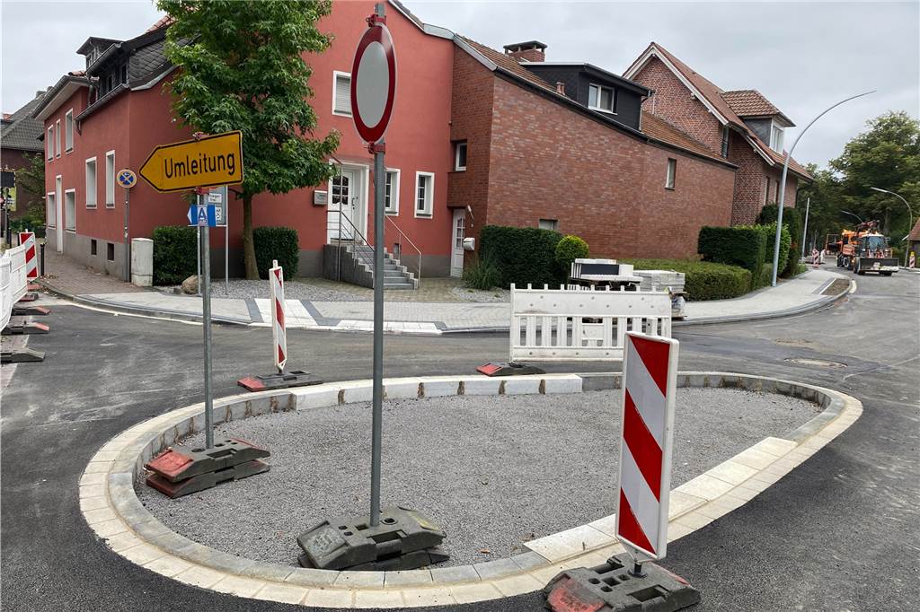 Das Ende naht: Freigabe der Lüdinghauser Straße in Ascheberg schon bald Die Mittelinsel war unter anderem ein Anliegen des Seniorenbeirates, da die Lüdinghauser Straße an der Einmündung zur Sandstraße so breit ist, dass Senioren an der Stelle nicht schnell über die Straße kommen.